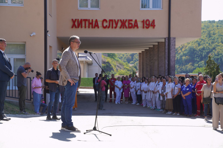Vučić u Kuršumliji dočekan aplauzom: Ceo put ćemo da završimo preko Radan planine i uradićemo obe škole! (FOTO/VIDEO)