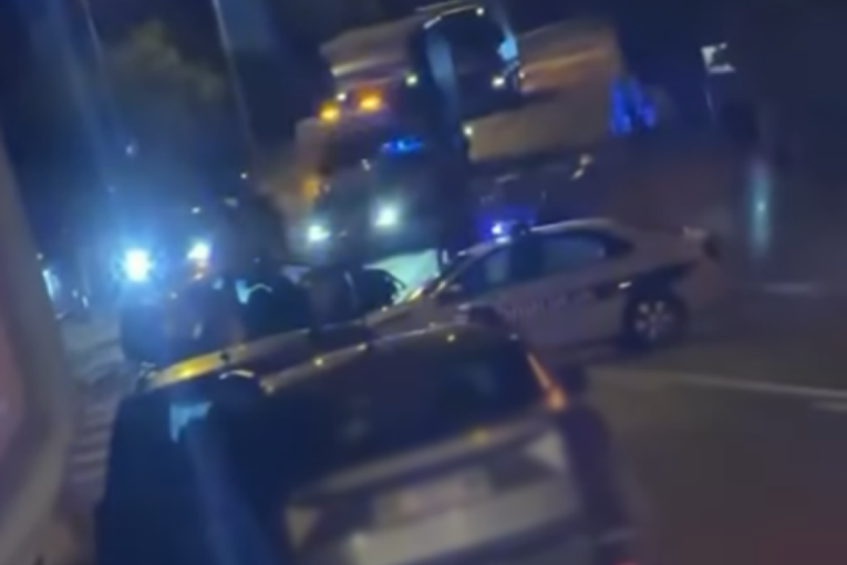 Detalji tragedije kod Mladenovca: "Audi" prešao u suprotnu traku i zakucao se u autobus, vozač poginuo, osmoro povređeno!