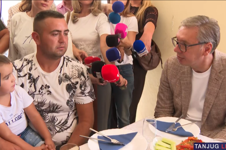 Predsednik u Topličkom okrugu: Vučić obilazi domaćinstvo porodice Veljić! (FOTO/VIDEO)