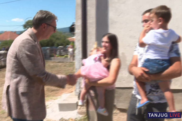 Vučić posetio porodicu Filipović: Ovoliko dece možete videti samo u ovakvim domaćinstvima (FOTO/VIDEO)