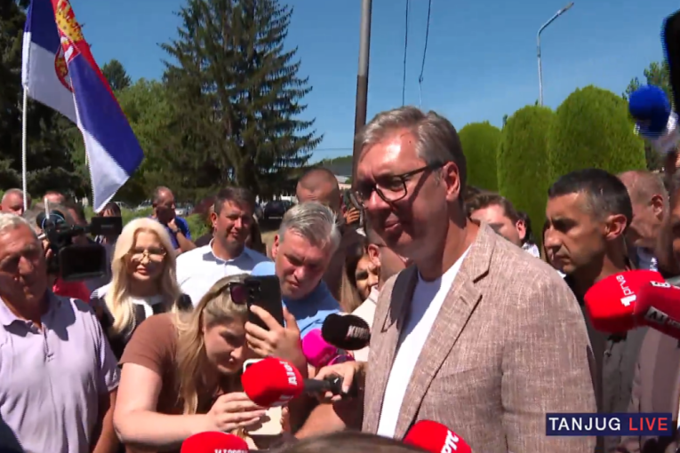 Vučić u Toplici razgovara s narodom: Socijalni radnici dobiće povećanje! Obilazi destileriju u Blacu (FOTO/VIDEO)