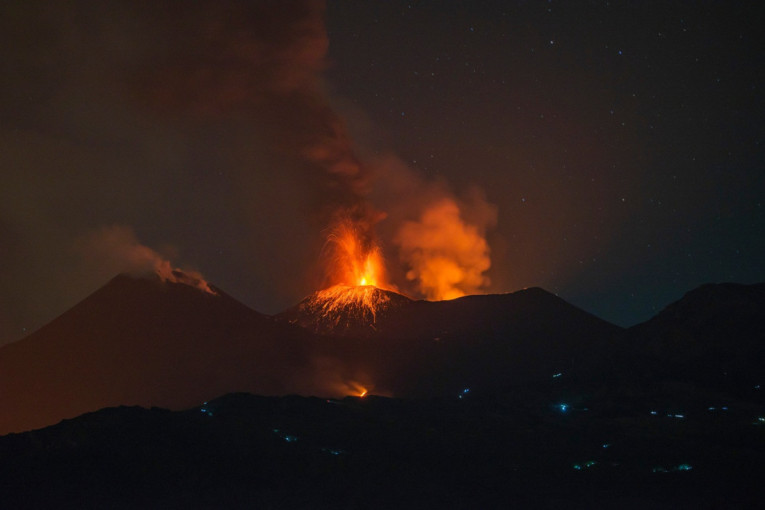 Etna ponovo eruptirala! Iz vulkana se čuje jeziva tutnjava (VIDEO)