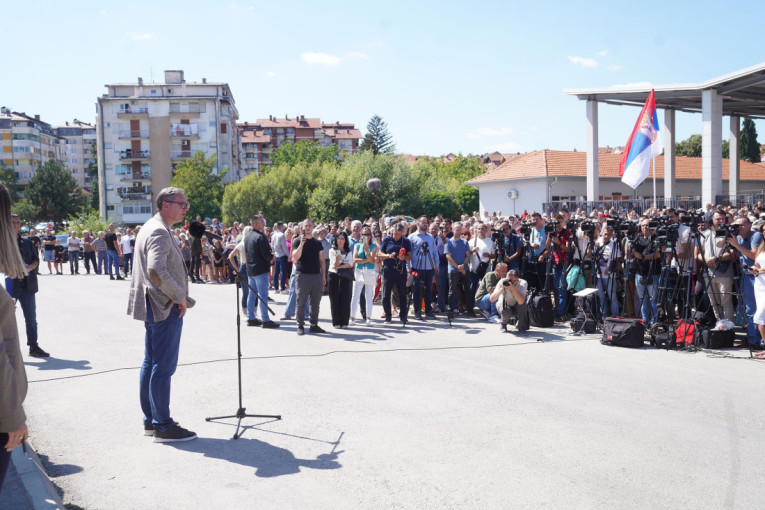 Vučić posetio porodicu Filipović: Ovoliko dece možete videti samo u ovakvim domaćinstvima (FOTO/VIDEO)