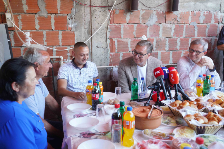 Vučić posetio porodicu Filipović: Ovoliko dece možete videti samo u ovakvim domaćinstvima (FOTO/VIDEO)