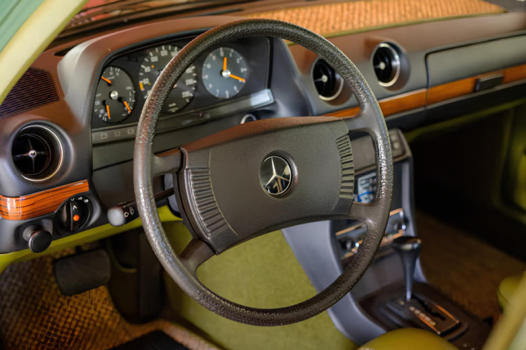 Pronašli ga posle skoro četiri decenije: Mercedes iz 1979. dostigao vrtoglavu cenu na aukciji (FOTO)