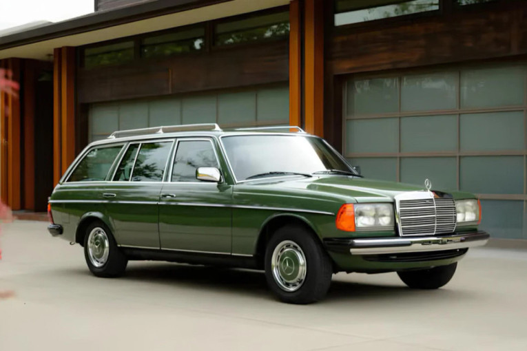 Pronašli ga posle skoro četiri decenije: Mercedes iz 1979. dostigao vrtoglavu cenu na aukciji (FOTO)