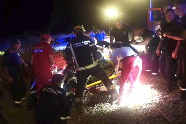Heroji i kada se smena završi: Vatrogasci se vraćali sa Deliblatske peščare, pa naišli na prevrnut auto (FOTO)