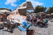 Lešinari opsedaju plaže u Grčkoj: Sleću na ležaljke i plaše turiste, objašnjeno i zbog čega (VIDEO)