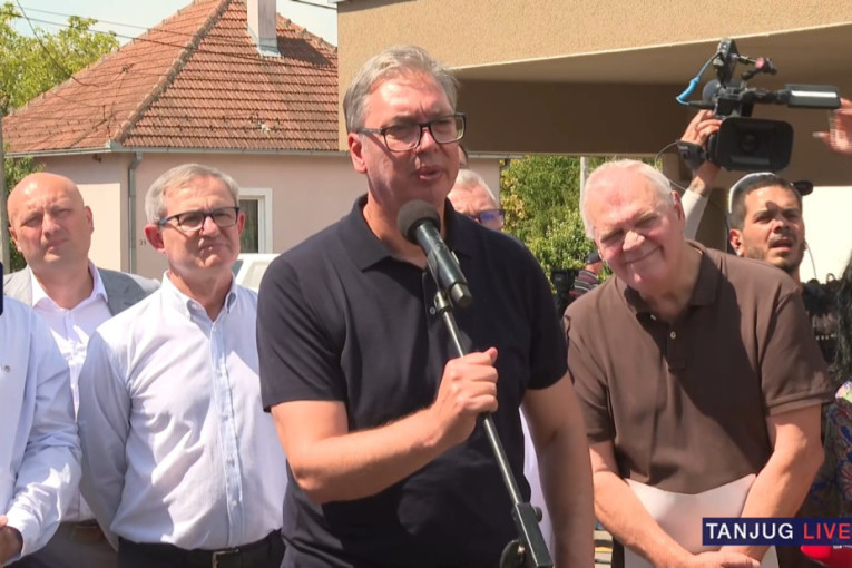 Vučić ostao u šoku usred hladnjače u Koceljevu, pa posebno pozdravio vredne radnice: Prisetio se reči svog oca!