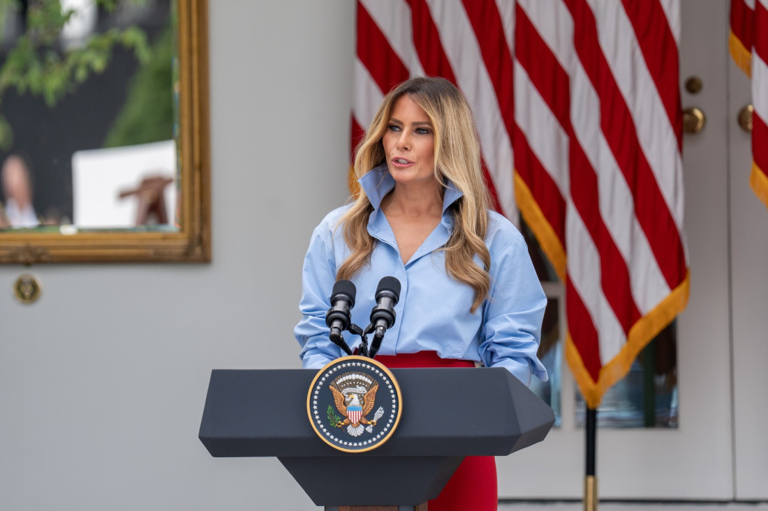 Melanija Tramp se posle više od mesec dana vratila pred kamere: Za prvi javni nastup odabrala je stajling u bojama Amerike (FOTO)