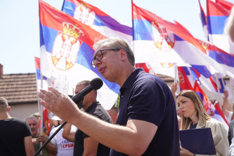 Vučić stigao u Medveđu, pa poslao jasnu poruku porodicama: Država će pomoći koliko god može