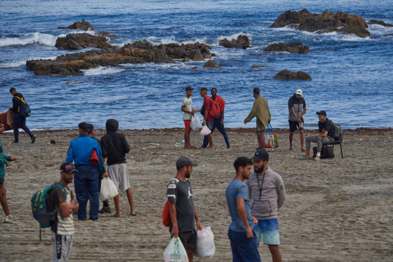 Migranti preplavili špansku plažu: Počeli da iskaču iz čamca, turisti se razbežali (VIDEO)