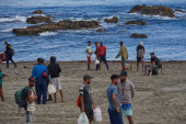 Migranti preplavili špansku plažu: Počeli da iskaču iz čamca, turisti se razbežali (VIDEO)