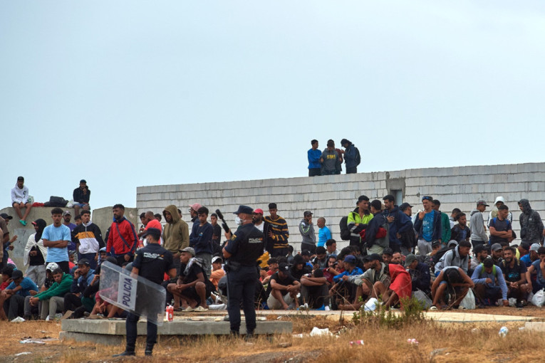 Niču šatori za 1.000 migranata! Španija preuzima kontrolu nad delom luke