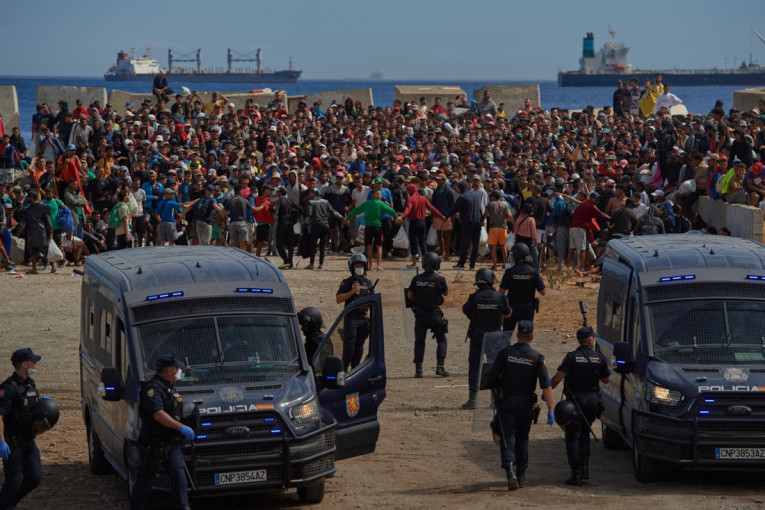 Ponovo kritično u Seuti! Nekoliko hiljada migranata čeka na granici, Španija najavila svoje poteze (FOTO)