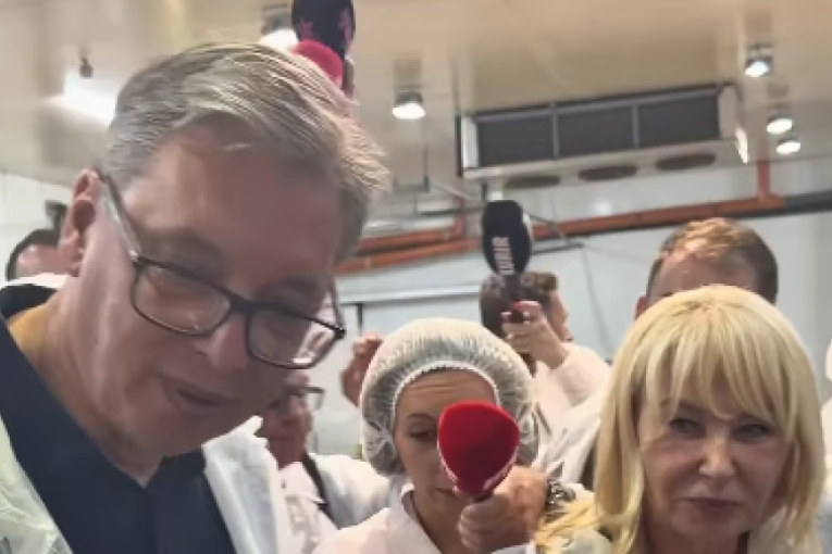 Vučić ostao u šoku usred hladnjače u Koceljevu, pa posebno pozdravio vredne radnice: Prisetio se reči svog oca!