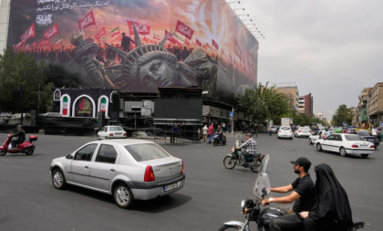 Teška nesreća na skupu pristalica iranske vlasti: Automobil uleteo u masu, ima mrtvih i povređenih