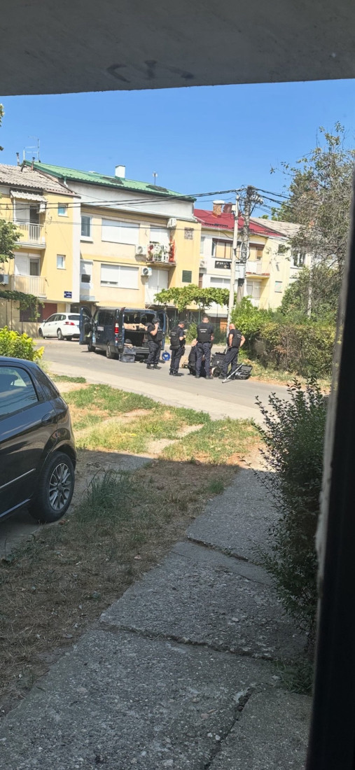 Drama u Kotežu, blokirano pola naselja: Postavljena bomba, na terenu jake policijske snage i demineri (FOTO)