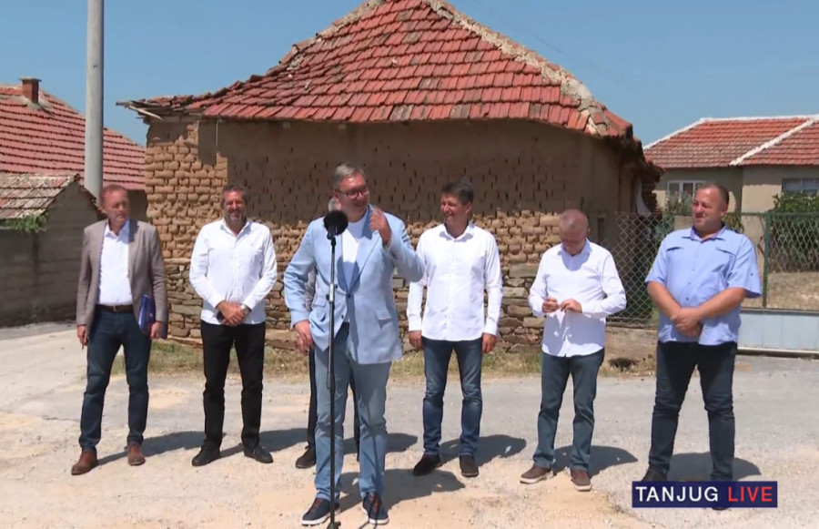 Vučić obišao radove u Trgovištu: Gledaćemo i da radimo put prema Bosilegradu (FOTO/VIDEO)