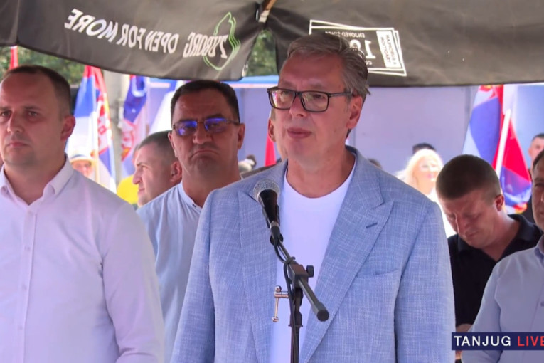 Zagrljaj koji topi i najtvrđa srca! Vučić ponovo sa malim kumčetom Lazarom sa KiM (VIDEO)