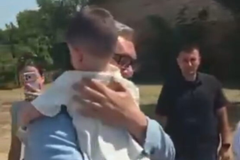 Zagrljaj koji topi i najtvrđa srca! Vučić ponovo sa malim kumčetom Lazarom sa KiM (VIDEO)