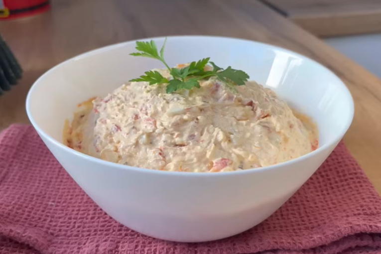 Jednostavna, a puna ukusa: Ova salata bi mogla da postane vaš novi omiljeni letnji obrok (RECEPT)