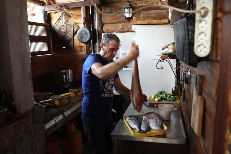 Otkud morska riba u Požegi? Konoba kod Šula nudi specijalitete iz Jadranskog mora, cene egzotične, ali gosti dolaze sa svih strana!