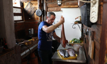 Otkud morska riba u Požegi? Konoba kod Šula nudi specijalitete iz Jadranskog mora, cene egzotične, ali gosti dolaze sa svih strana! (VIDEO)