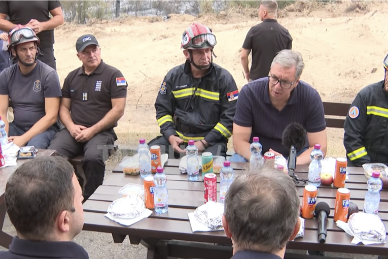 Vatrogasci će biti odlikovani za borbu sa vatrenom stihijom! Vučić traži analizu svih propusta: „Da možemo brže da reagujemo“