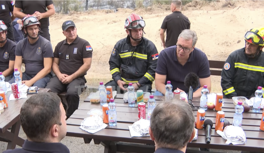 Vučić u Deliblatskoj peščari: Situacija danas mnogo bolja, nemamo žrtava, nijedan objekat nije izgoreo (FOTO)