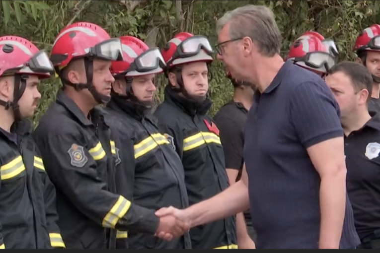 "Trojica vatrogasaca su zamalo poginula, preko njih je prešla požarna oluja": Vučić otkrio kako se bore naši heroji