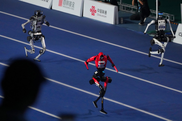 Robotski spektakl u Pekingu: Ponovo su "sprinteri" bili u centru pažnje, Ultra pobedio pa se "zakucao" (FOTO/VIDEO)