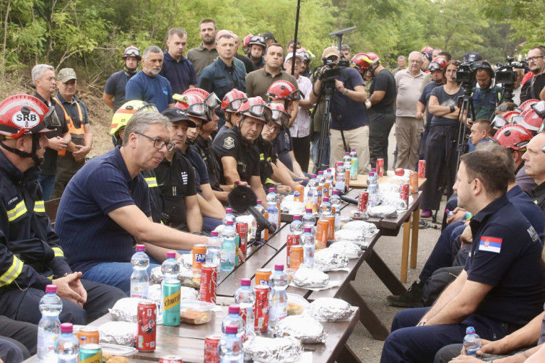 Vučić pokazao crno na belo! Opozicija koja podržava blokadere tražila da vatrogasci dobiju nula dinara