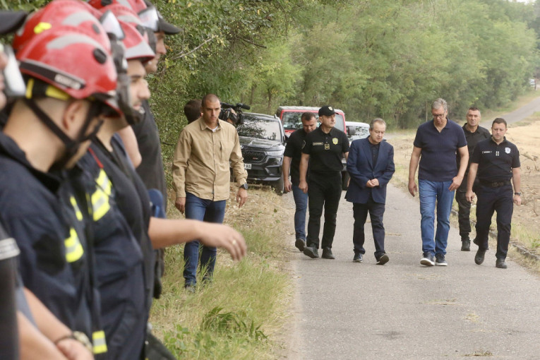 „Sram ih bilo, vatrogasci ovde rizikuju živote!“ Vučić odgovorio blokaderima na tvrdnje da je Deliblatska peščara namerno puštena da izgori