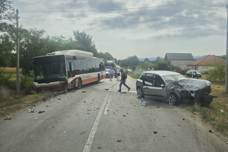 Težak sudar autobusa i automobila: Vozila potpuno smrskana, saobraćaj obustavljen