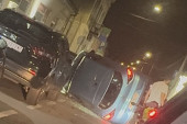Automobil završio prevrnut, haos u Zemunu: Snimak nesvakidašnje saobraćajke (VIDEO)