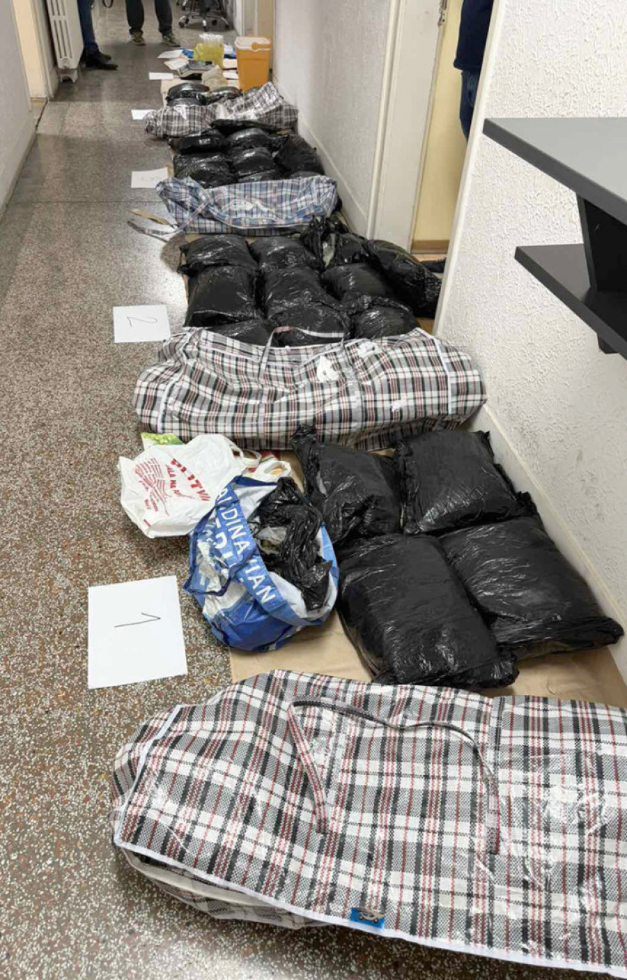 Velika zaplena u Staroj Pazovi: Na tavanu kuće pronađeno više od 38 kilograma droge, uhapšen muškarac (31)