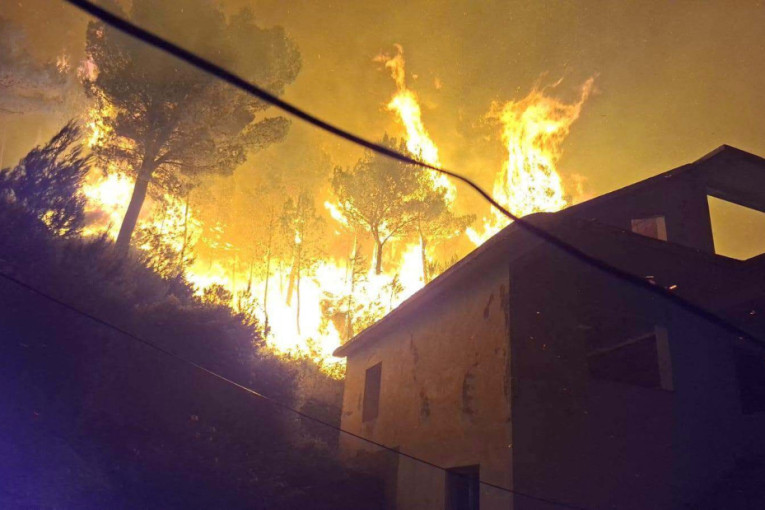 Vatra divlja i po Albaniji: Za 24 sata izbio 21 požar, šest i dalje aktivno
