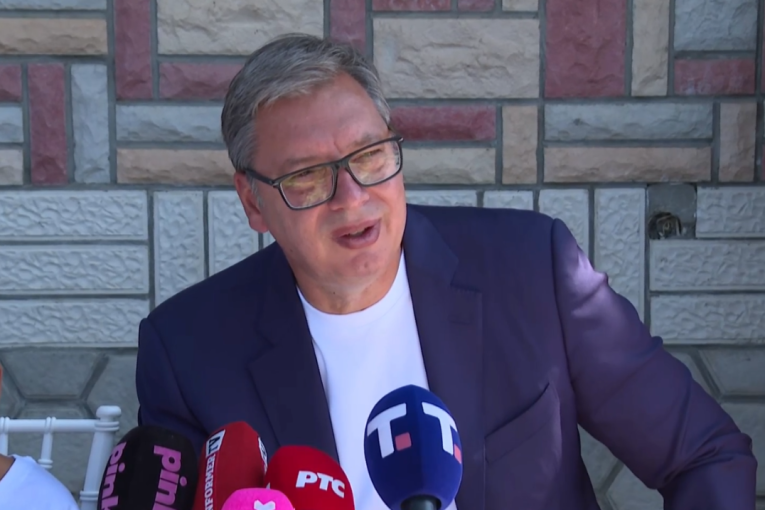 Vučić odgovorio hejterima: „Neka kibicuju i pljuju“ – za pet godina kupljeno 9 puta više vatrogasnih vozila i opreme nego za 37