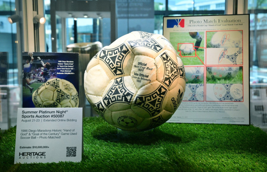 Maradona je s njom postao besmrtan, a ona je vlasniku donela bogatstvo! Lopta koju je dotakla "Božja ruka" prodata za milione!