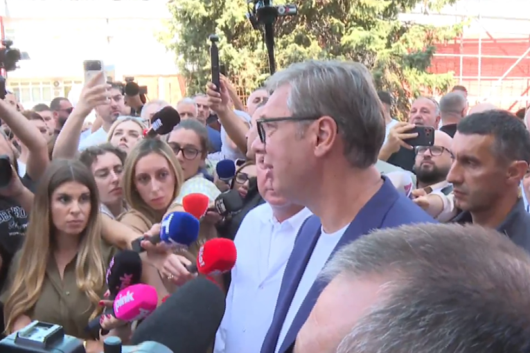 Vučić u Novom Pazaru dočekan aplauzom: Obilazi radove na novom hirurškom bloku Opšte bolnice (FOTO/VIDEO)