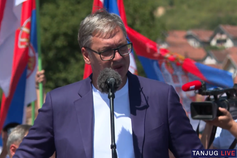 Vučić u Novom Pazaru razgovara sa građanima! (FOTO/VIDEO)