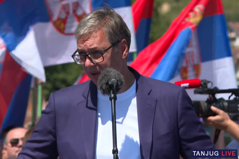 Predsednik Srbije u Velikoj Moštanici: Vučić obilazi Centar za razminiranje (VIDEO)