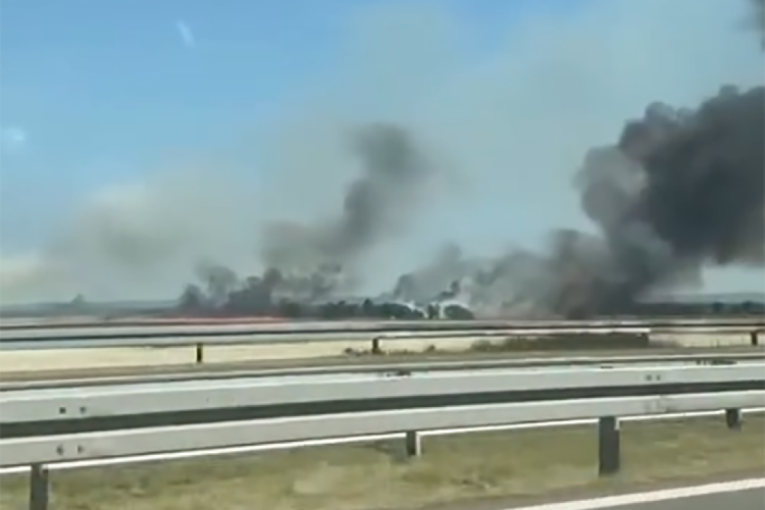 Buknuo požar uz auto-put: Gust crni dim prekrio saobraćajnicu (VIDEO)