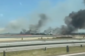 Buknuo požar uz auto-put: Gust crni dim prekrio saobraćajnicu (VIDEO)