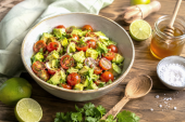 Jednostavna, a puna ukusa: Ova salata bi mogla da postane vaš novi omiljeni letnji obrok (RECEPT)