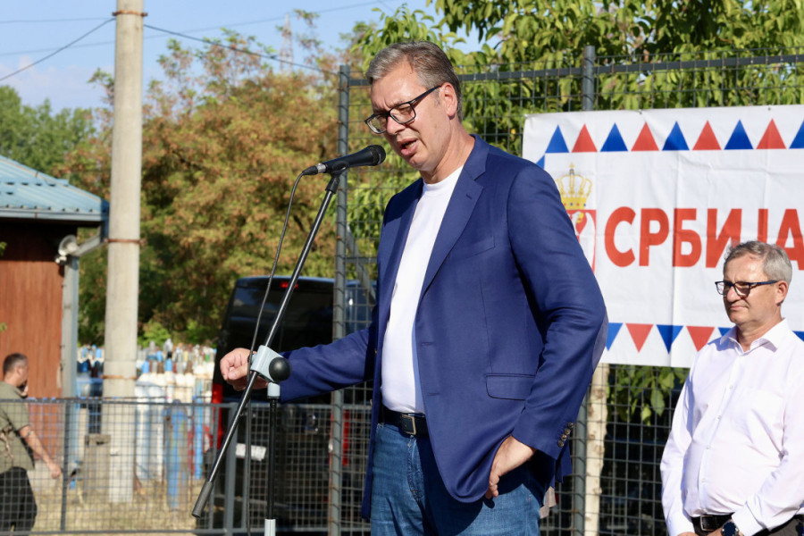 "Hvala dečaku na zajedničkoj fotografiji" Vučić podelio dirljiv snimak iz Kraljeva (VIDEO)