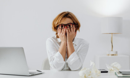 Stalno vrtite iste misli? Psiholozi otkrivaju kako da izađete iz začaranog kruga negativnosti