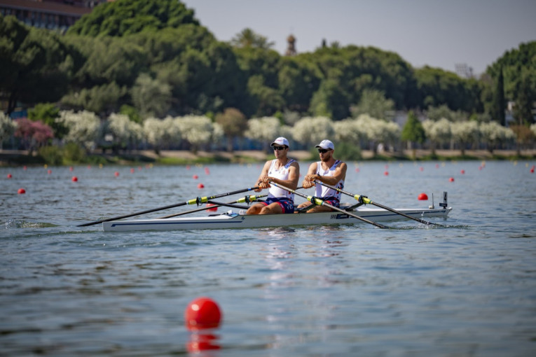 Mačković i Pimenov napadaju medalju: Srpski veslači u četvrtfinalu Svetskog prvenstva!