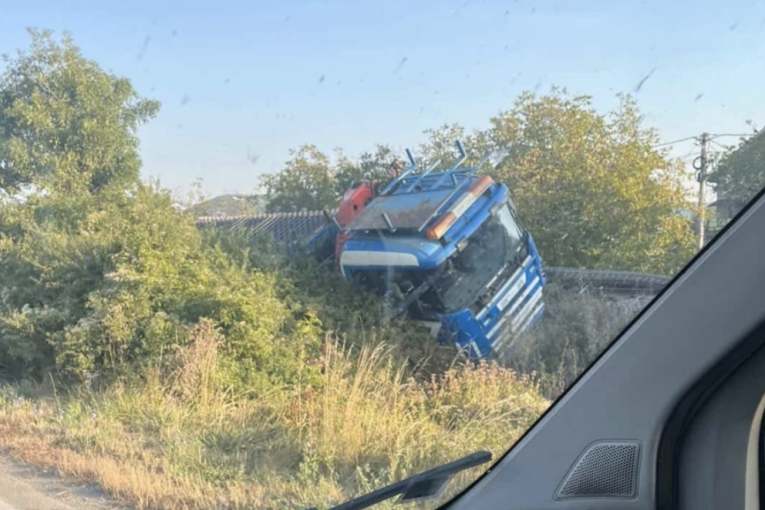 Kamion i automobil sleteli sa puta kod Trstenika: Snimak izaziva jezu! (VIDEO)